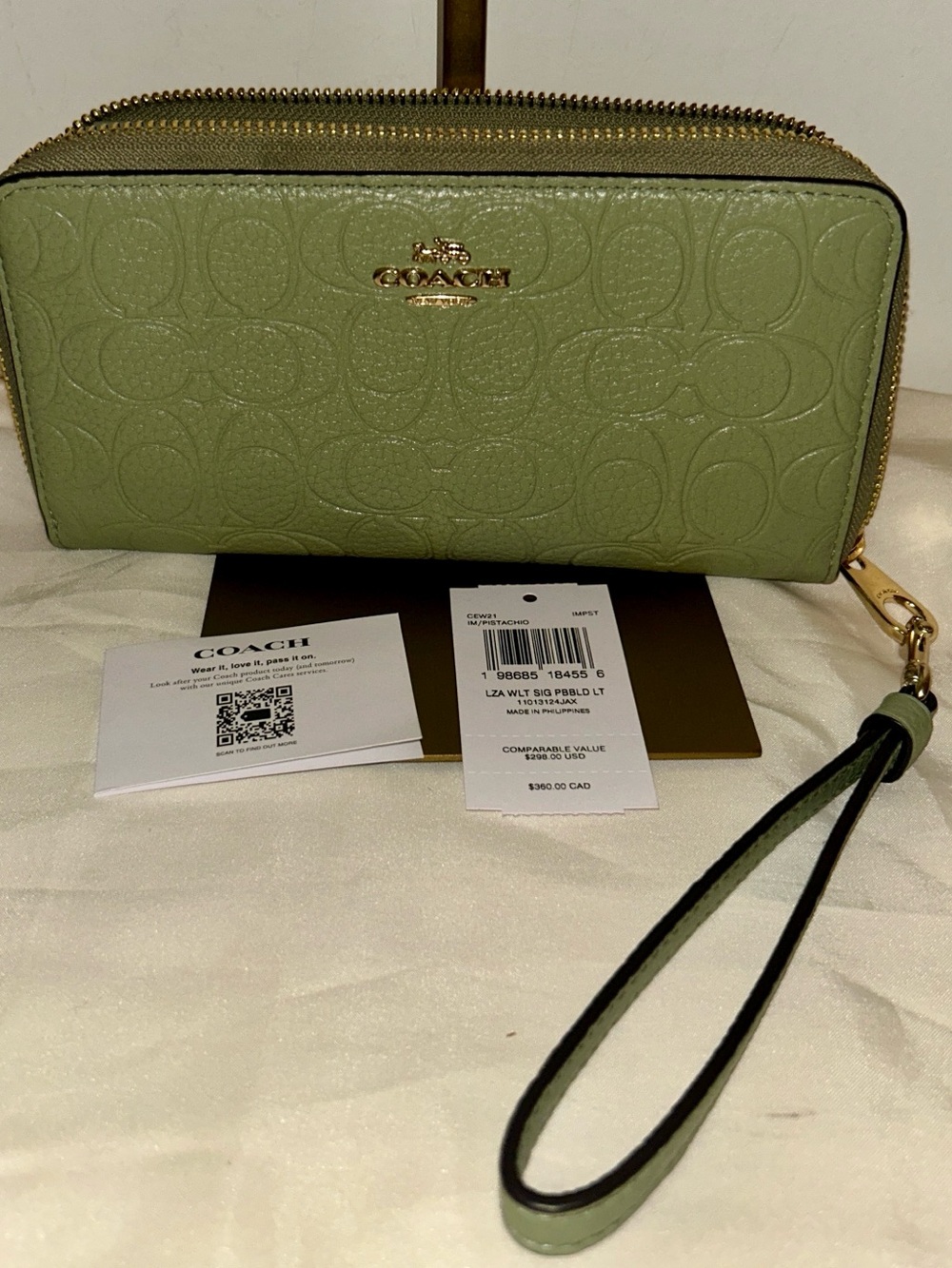 Coach Pistachio Signature Embossed Leather Wristlet Wallet. NWT